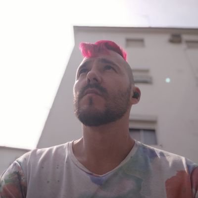 Libertad de expresión y libre albedrío...
Pequeño poeta de la urbe.
Mil tatuajes y en cada uno una historia...