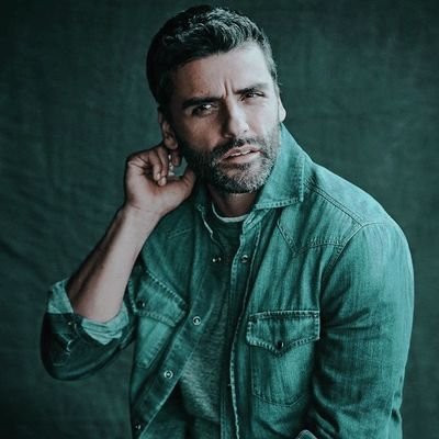 Everyday a new photo, gif or video of the actor Oscar Isaac | Fan Account