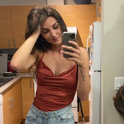 caitlinkueber's profile picture. 