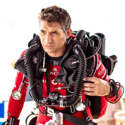 Predator ecologist. Sharks and underwater exploration. Brazilian jiu-jitsu black belt. National Geographic Explorer. Cinephile (https://t.co/zZ2d6Wyxhp)