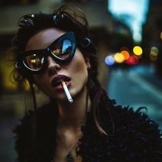 Smartass / χωριατούλι / nerd / με το φρύδι σηκωμένο / nicotine-fed cyborg Συνεννοούμαστε όπως ο Ογκουνσότο με τον αντιπρόεδρο του Εδεσσαϊκού.