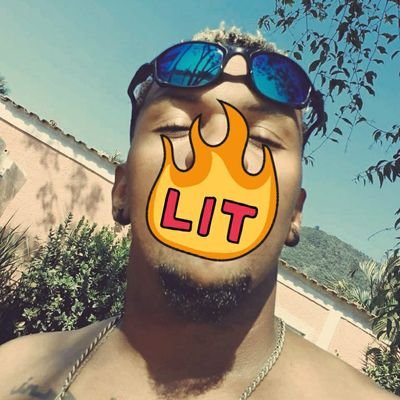 Animal raro, autentico falador de merda, futuro pai de 7 fi, músico (chocalho por amor) bebo, fumo e ñ me derramo
Se a vida é uma escola, nos veio p merendar