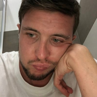 USi_Klet's profile picture. C'est la vie de merde || Aspirante streamer su @twitch || Il mio cervello viaggia più di uno zingaro ||