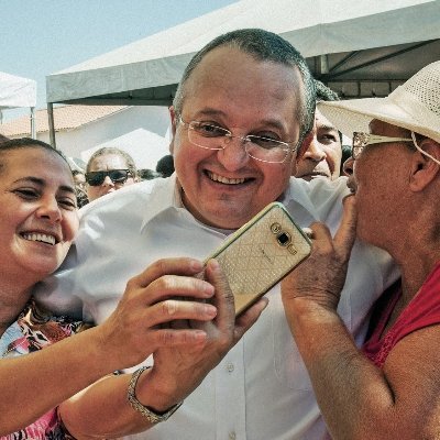 Professor, pai e mato-grossense.