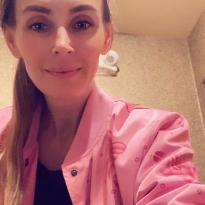 je me normé Céline Véronique je vie en France dans la région dut havre et je travaille comme assistante de direction