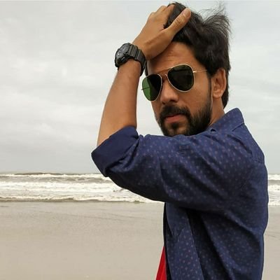 जैसा भी हू अच्छा या बूरा अपने लिये हू,
मै खुद को नही देखता औरो की नजर से!