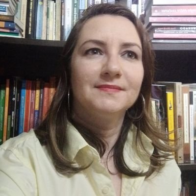 Comunicóloga, mercadóloga e professora. Mestre em Administração, especialista em Marketing e Gestão de Crises. Ama a vida e a família que construiu.