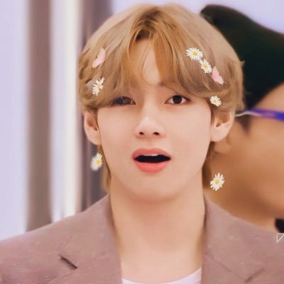 Kim_Taehyungyy's profile picture. “𝐷𝑂𝑁𝑇 𝐵𝐸 𝑇𝑅𝐴𝑃𝑃𝐸𝐷 𝐼𝑁 𝑆𝑂𝑀𝐸𝑂𝑁𝐸 𝐸𝐿𝑆𝐸𝑆 𝐷𝑅𝐸𝐴𝑀“ - 𝙺𝚒𝚖 𝚃𝚊𝚎𝚑𝚢𝚞𝚗𝚐                 @BTS_twt