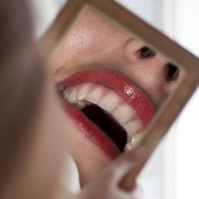 Labios rojos. 
Soy fanática de los conciertos, la comida y suelo ser sarcástica.