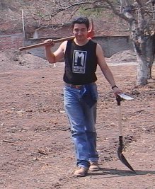 Ciudadano de esta metrópoli, consutor de negocios, masón pero sobre todo un admirador del conocimiento humano.