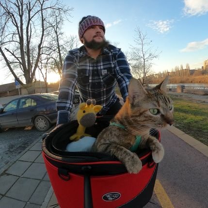 1 bike, 1 cat and a whole world to explore! ❤