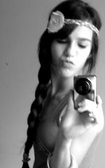 carollsillva12's profile picture. Não ligo que me olhem da cabeça aos pés..porque nunca farão minha cabeça e nunca chegarão aos meus pés.