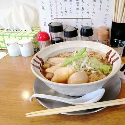 ラーメン蕎麦饂飩パスタカフェランチスウィーツ等食べ歩きが好きです。鉄道関係も、好きですが、所謂鉄と云う程でも無いかなwお笑いも好き。どぶろっくリスペクト、眼鏡女子も好きですw