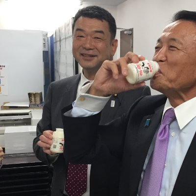 衆議院議員5期 自民党所属(麻生派)。文部科学委員長、元農林水産副大臣、元文部科学大臣政務官。
余市町出身、元北海道議会議員(3期)。
メタボが気になるところではありますが、ラーメン・かつ丼・うな重を食べるのが活力の源。
「聞くだけ」で終わらせない「実現力」で
北海道を世界の宝に!
積極財政で給与の上がる日本へ!