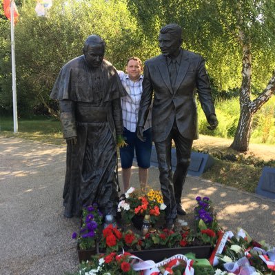 krzysieniek1980's profile picture. Uwielbiam Muzykę (gram, śpiewam, komponuje), Kuchnię (gotuje- przynajmniej staram się :-) ), Skoki narciarskie (niestety nie trenuje):) oraz Góry- wędruje 😍🥰