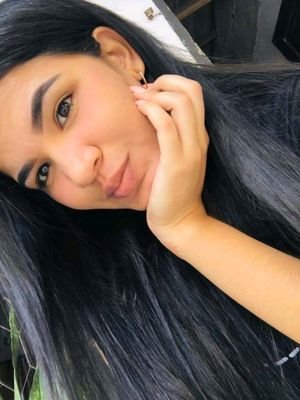 FabiolMarin1's profile picture. Hay mucha diferencia entre una flor🌼 y las hojas que la rodean🍃