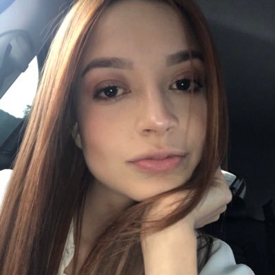 danielabome's profile picture. Comunicadora social. 
En parte, soy el hombre que mi papá quiso tener antes que mi hermano.