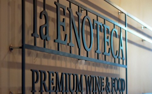 la ENOTECA is een luxe wijnrestaurant gevestigd in een oud sfeervol monumentaal herenhuis. U kiest de wijn(en) en samen met u verzorgen wij de gerechten!