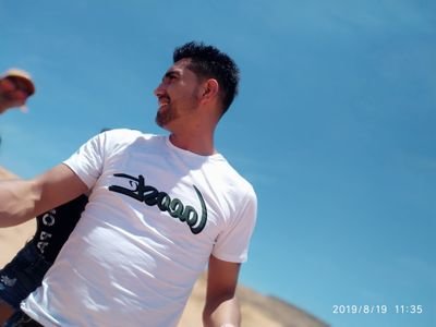 Trabajo en etb y soy ingeniero en telecomunicaciones. doy soluciones en redes inalámbricas y soluciones domóticas básicas.