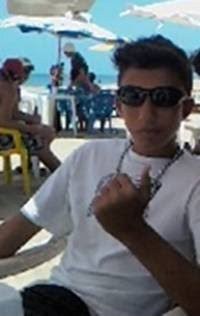 - Sou uma pessoa como mts de meus amigos, Com a liberdade pra dentro da cabeça. (ci) ;D