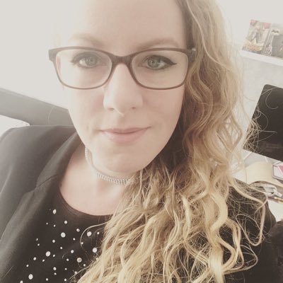 De vrouw achter oa Liefdevol Opgroeien (@LiefdevolOpgrn), ik.ben.autistisch (@autistically_nl) en Onexa (@OnexaNL) - zij/haar