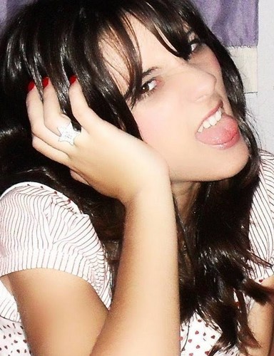 15 anos, leonina, extrovertida, simpática, sensível, vaidosa, tímida, delicada, pensativa. Música, chocolate, ler, estrelas, maquiagem, vermelho, shopping.