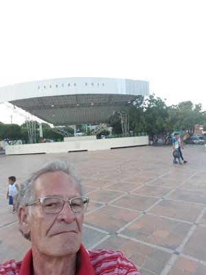 Librepensador, amante de la economía y la historia, pensionado, abuelo, caminante activo contra la desigualdad y la corrupción, luchador por La Paz.