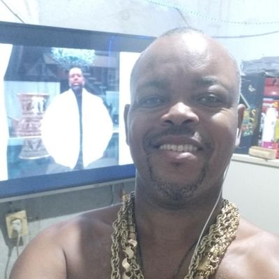 moreno 1.86 de altura forte olhos verdes mar solteiro bem resolvido independente carinhoso compananheiro amigo