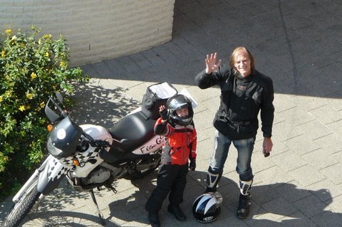 Vader van Sebastiaan en Lucas.  Sinds 2023 zwervend in een auto door Europa. Af en toe nog te vinden in Chotevice