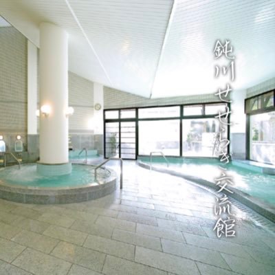 愛媛県今治市／PH9.9のなめらか湯／昭和レトロ／入浴・10:30〜21:00（20時30分札止め)／軽食コーナー・11:00～14:30／毎月第2・第4月曜定休・及び12月31日、1月1日／駄菓子屋さんあります／備え付けなし／入浴用品・貸タオル販売あり／山間にある温泉です♨️