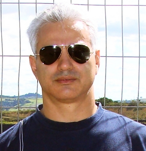 Advogado bem-humorado. Ora poeta, ora mero curioso da internet.