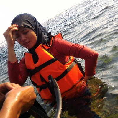 pravangasta__'s profile picture. Aku

Aku ya aku bukan siapa-siapa
Bukan pula embak-embak
Yang bertemu ketika beli gado-gado
Memasang muka garang tanpa senyum
Muram masam