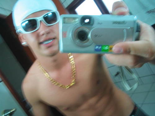 Quem se defini se limita !! (':
