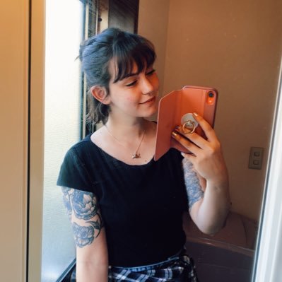 cornybeeee's profile picture. bios r hard