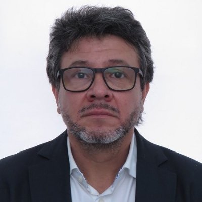 Docente universitario. Especialista en TV. Magister en educación. Doctor en Gestión de la Tecnología e Innovación.