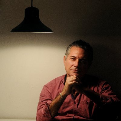 Humano, ciudadano del mundo, buen amigo de los buenos amigos y enemigo de todo dogma. Escribo, provoco, traduzco y vivo a saco.