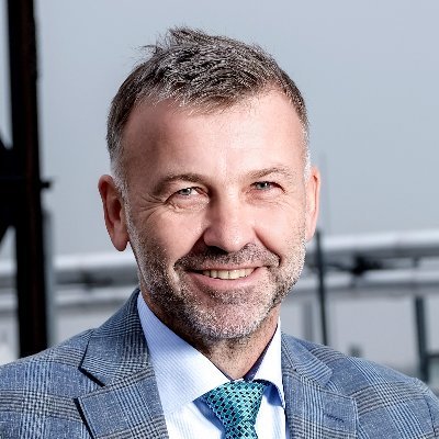 V @ERAaero od roku 1997, nyní jako generální ředitel. Kdysi profesionální voják se specializací na radiolokační systémy PVO Armády ČR. 🇨🇿