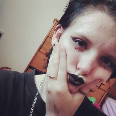 Aspiring philosopher and psychologist 📝
Artist 🎨🖌️
Politically active 🔶 Environmentally centred 🌍
Caring and interested👥📚