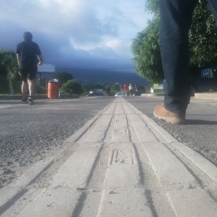 Bajo un monte lleno de miedo y ambiciones siempre debe haber ese algo que no muere. Si al mirar la vida lo hacemos con optimismo veremos que hay tantos amores.