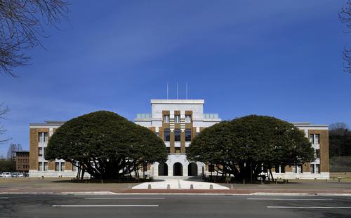 石川県政記念しいのき迎賓館は大正時代に建てられた旧県庁舎をリニューアルし2010年4月に誕生した、金沢の新しい‘おもてなしの空間’です。館内には兼六園周辺総合案内所・ギャラリー・カフェやレストランなどがあります。tweetは総合案内にいるコンシェルジュが担当♪　兼六園周辺を中心とした金沢の旬な情報をお知らせします！