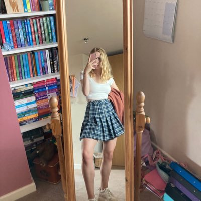 emmabirdd_'s profile picture. frege enthusiast 🌸 everything is groovy