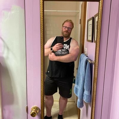 38 year old bear transitioning into a muscle bear. As I continue to get in shape I'm wanting to get into doing porn.