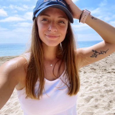 angelastev10's profile picture. ✌️