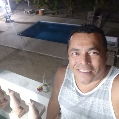 buen padre amoroso con sus hijos consentidor  profesional responsable honrado amigo leal amante de la playa y de la vida