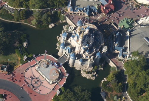 Learn to Fly an Airplane while enjoying breathtaking experiences above World Famous Theme Parks. Experience Orlando from a bird's eye view.