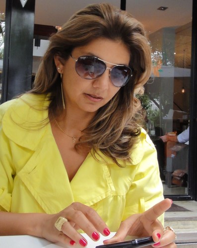 Arquiteta, Designer de moveis, Florista, Artesão (acessórios), Representante Comercial e sempre a procura de novos desafios e novas descobertas
