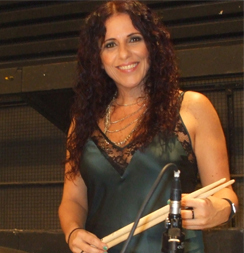 Baterista, compositora e produtora de eventos | Drummer, composer and events producer.