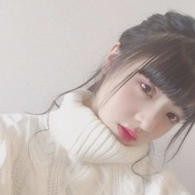 憂 悠 清楚な女の子のインスタ アイコンは後ろ姿などの顔が見えない自分の写真やゆるいイラスト アーカイブはオシャレなイラストやゆるいイラストで整理 プロフィールは横文字の英語でシンプルに たまに綺麗な夕日などの風景の写真の投稿