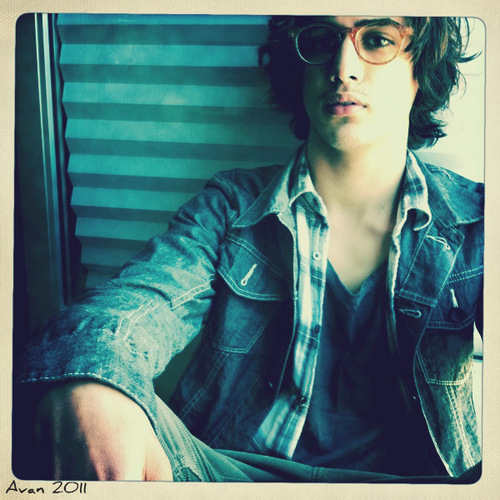 I'm a big fan of @ATJogia. I can sing, dance, and act, love u guys xx :)