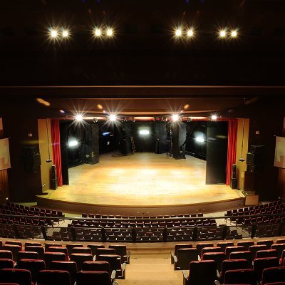 O Centro de Convenções Goiânia reúne em um só lugar teatro, auditório, salas, pavilhões, pátios externos, restaurante, lanchonete e estacionamento coberto.